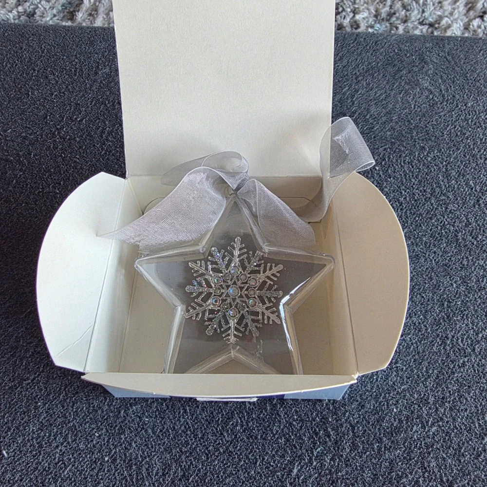 Vintage Avon Snowflake Pin Brooch Star Ornament Gift Box Silver  Glitter Crystal